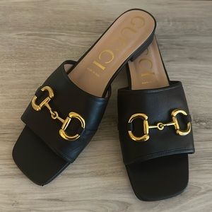 Gucci Black Leather Horsebit Flat Sandals/ size 11